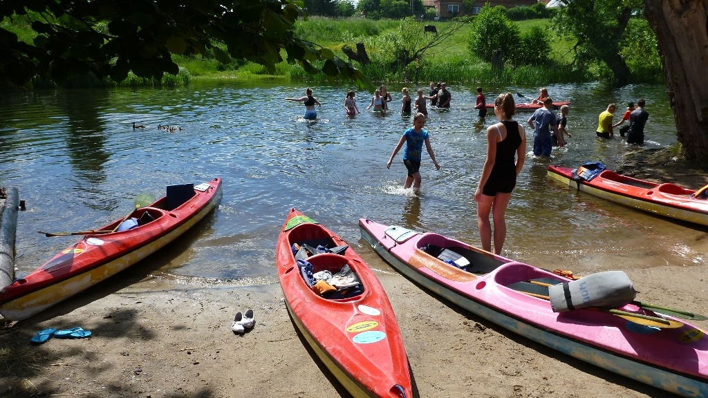 Spływ szkolny - kąpiel w rzece na zakończenie spływu Spływ szkolny - kąpiel w rzece na zakończenie spływu