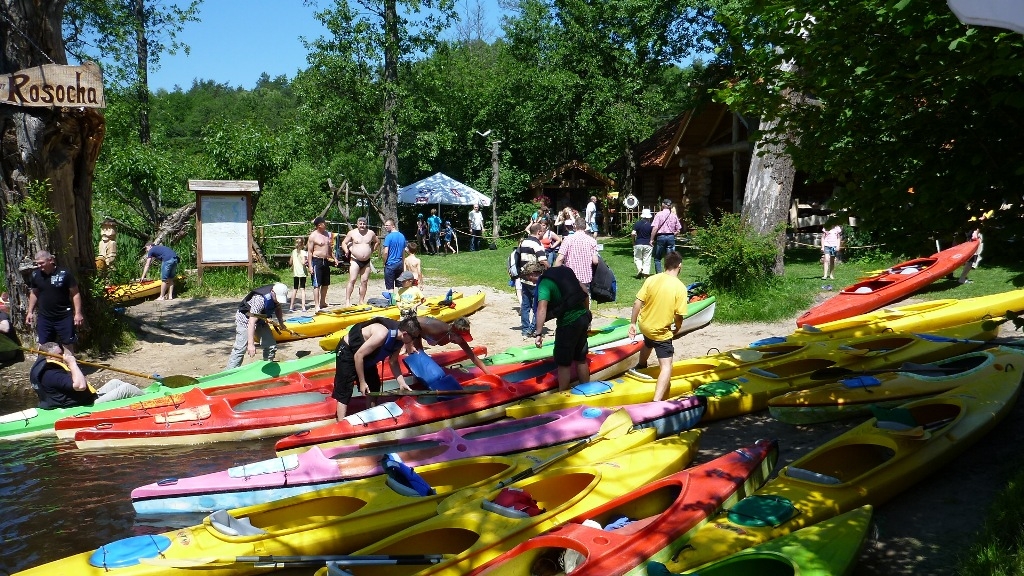 Spływ kajakowy z dziećmi - przerwa na posiłek pod barem Port Rosocha Spływ kajakowy z dziećmi - przerwa na posiłek pod barem Port Rosocha
