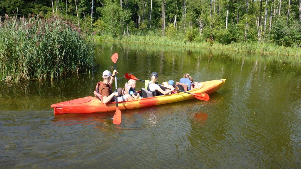 Rodzinny spływ z dziećmi na szlaku rzeki Krutyni