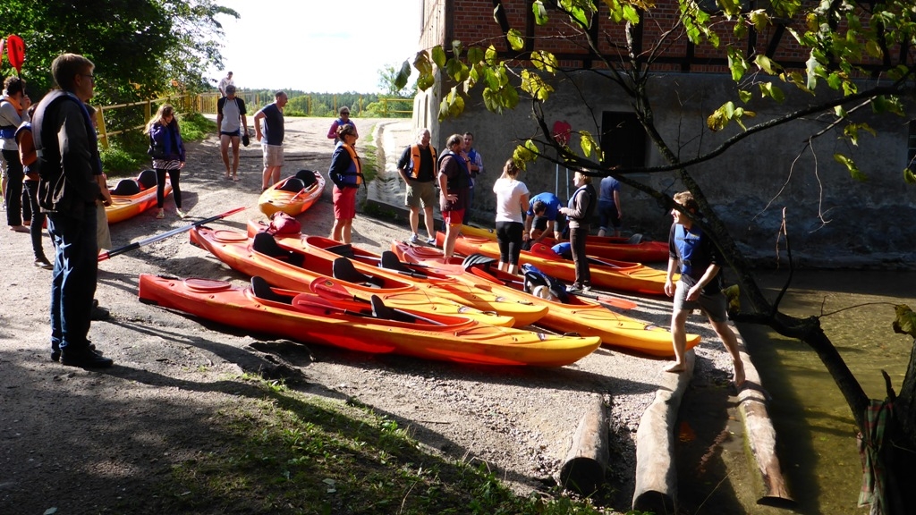 Spływ kajakowy jednodnowy na trasie z Cierzpięt do Rosochy - przenoska przy młynie wodnym w Zielonym Lasu Spływ kajakowy jednodnowy na trasie z Cierzpięt do Rosochy - przenoska przy młynie wodnym w Zielonym Lasu
