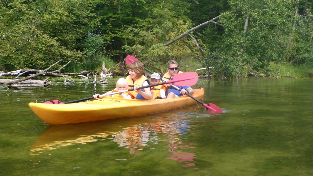 Spływ kajakowy z dziećmi na szlaku rzeki Krutyni Spływ kajakowy z dziećmi na szlaku rzeki Krutyni