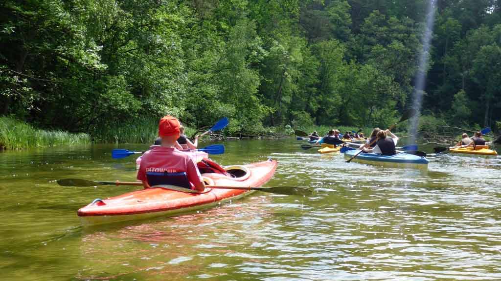 Spływ kajakowy szlakiem rzeki Krutyni - asekuracja ratowników na spływie Spływ kajakowy szlakiem rzeki Krutyni - asekuracja ratowników na spływie