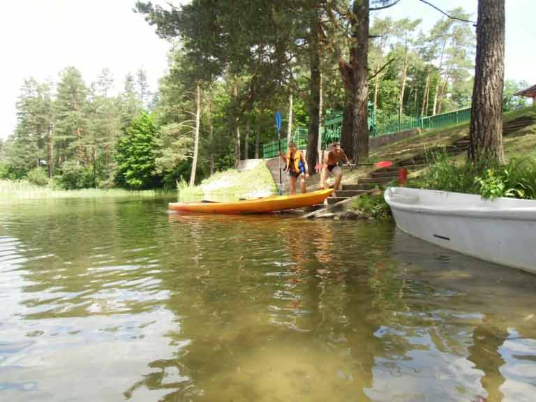 Spływ jednodniowy Krutynią na trasie Babięta - Spychowo - pokonywanie przenoski na sluzie Lalka Spływ jednodniowy Krutynią na trasie Babięta - Spychowo - pokonywanie przenoski na sluzie Lalka
