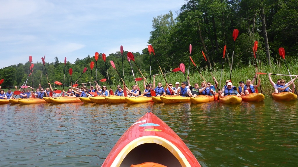 Turystyka Kajakowa Wodniak - spływ integracyjny szlakiem rzeki Krutynia - zdjęcie grupowe Turystyka Kajakowa Wodniak - spływ integracyjny szlakiem rzeki Krutynia - zdjęcie grupowe