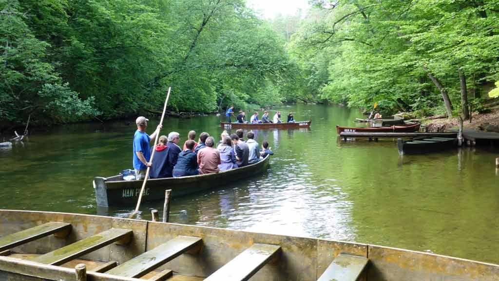 Spływ łodziami z przewoźnikiem po rzece Krutyni Spływ łodziami z przewoźnikiem po rzece Krutyni