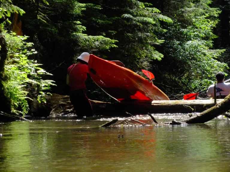 Spływ kajakowy szlakiem Babantu - pokonywanie przeszkody Spływ kajakowy szlakiem Babantu - pokonywanie przeszkody