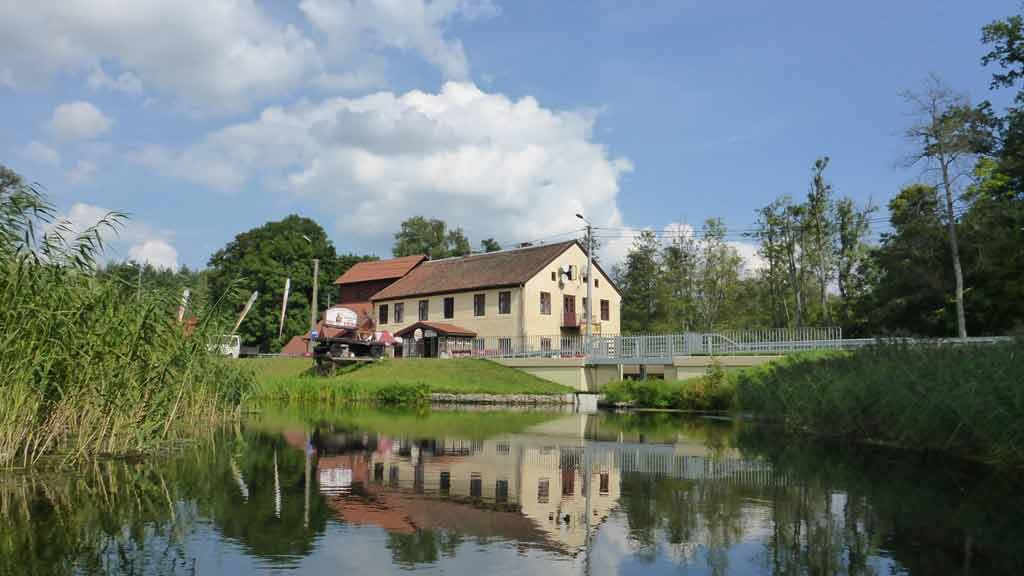 Spływ kajakowy szlakiem rzeki Babant - miejsce zakończenia spływu - młyn wodny w Babiętach Spływ kajakowy szlakiem rzeki Babant - miejsce zakończenia spływu - młyn wodny w Babiętach
