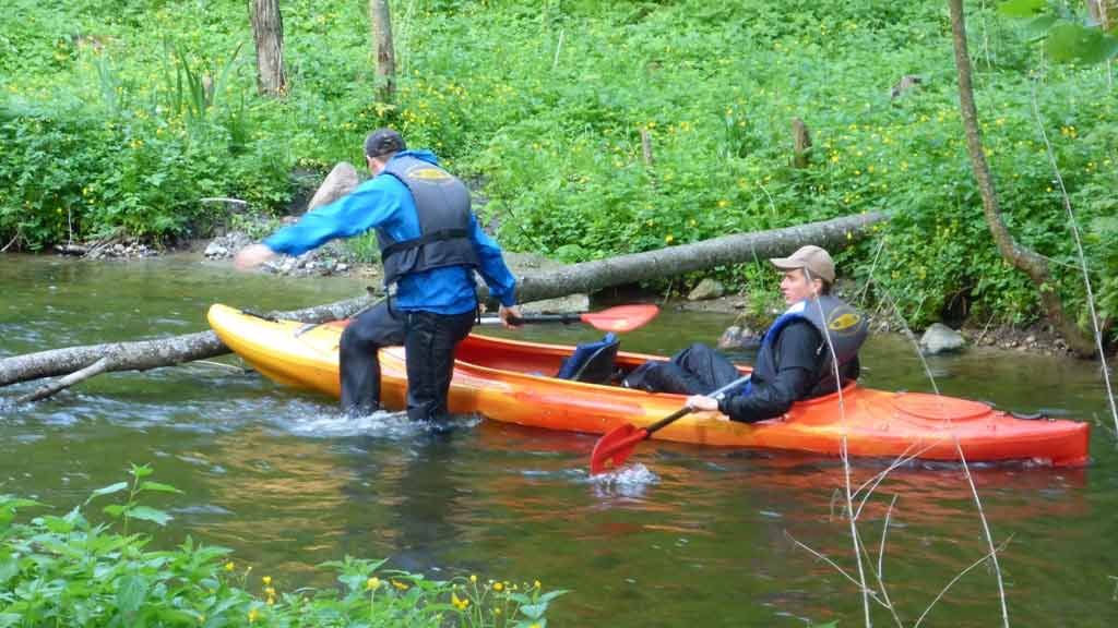Spływ kajakowy szlakiem rzeki Dajna - pokonywanie przeszkód Spływ kajakowy szlakiem rzeki Dajna - pokonywanie przeszkód