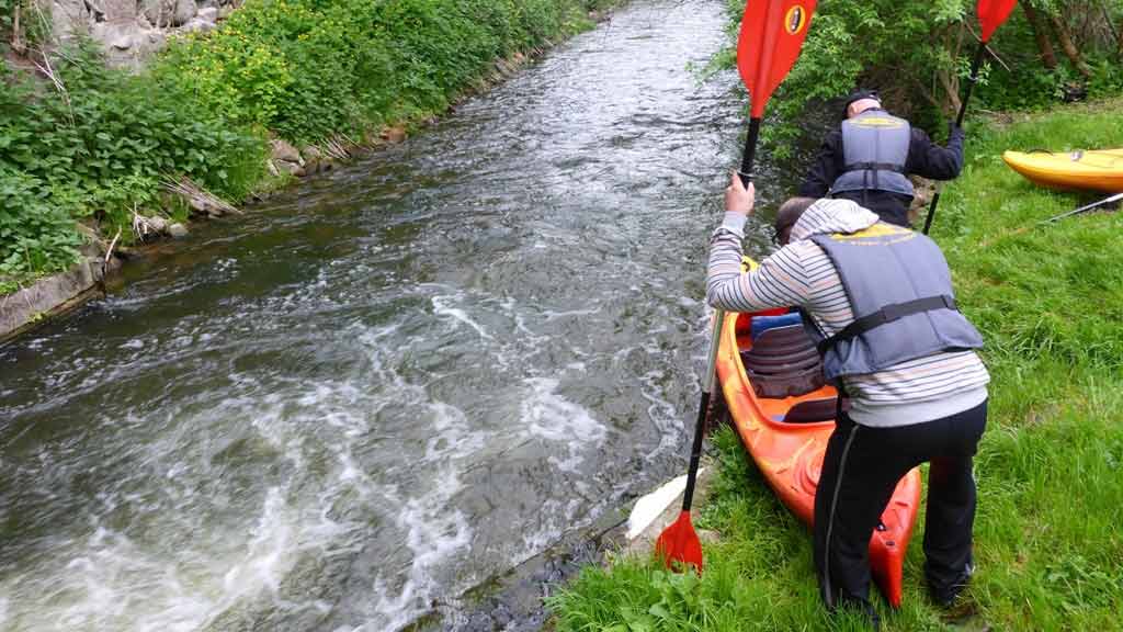Spływ kajakowy szlakiem rzeki Dajna - przenoska przy elektrowni Spływ kajakowy szlakiem rzeki Dajna - przenoska przy elektrowni