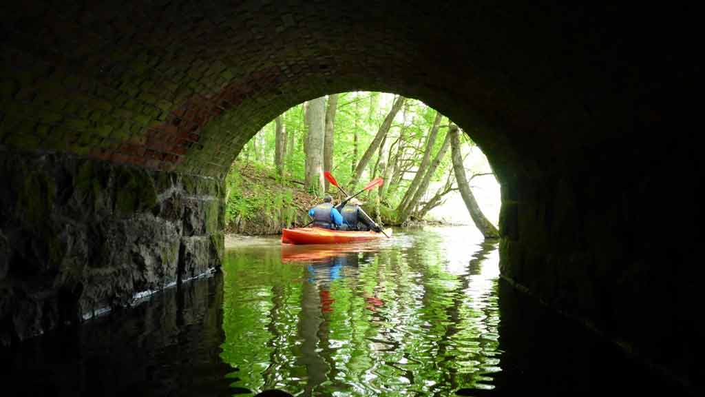 Spływ kajakowy rzeką Dajną - pokonywanie przepustu pod drogą Spływ kajakowy rzeką Dajną - pokonywanie przepustu pod drogą
