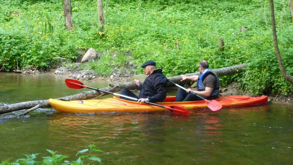 Spływ kajakowy szlakiem rzeki Dajny - pokonywanie przeszkody Spływ kajakowy szlakiem rzeki Dajny - pokonywanie przeszkody