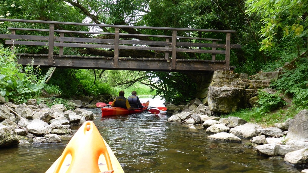 Szlak kajakowy rzeki Sapina - drewniany most między Jeziorem Patelnia,a Jeziorem Gołdapiwo Szlak kajakowy rzeki Sapina - drewniany most między Jeziorem Patelnia,a Jeziorem Gołdapiwo