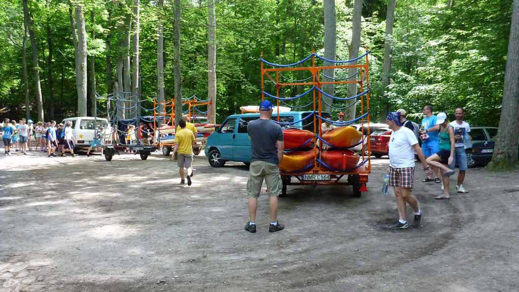 Transport sprzętu i uczestników na splywie kajakowym Transport sprzętu i uczestników na splywie kajakowym